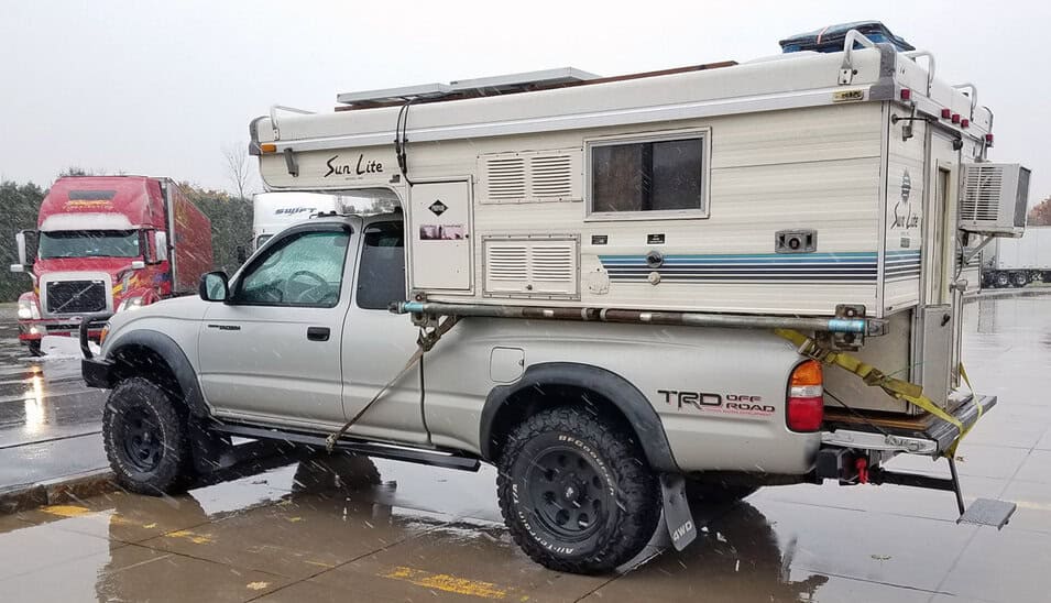 Pop up bed outlet camper